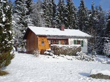 Das Haus an einem sonnigen Wintertag