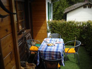 Gesch�tzt und sonnig ist unser Terrassenplatz