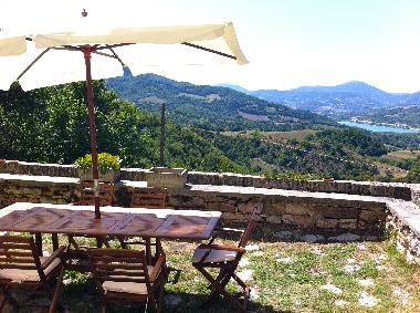 Schloss / Burg in Pievebovigliana (Macerata) oder Ferienwohnung oder Ferienhaus