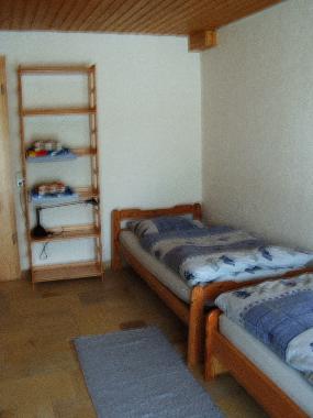 Schlafzimmer mit 2 Einzelbetten und Zugnag zur Terrasse
