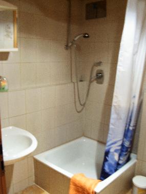 Dusche mit WC und Waschbecken