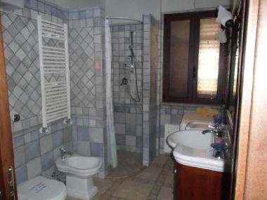 Badezimmer mit neuer gemauerter Dusche