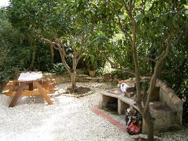 Grillplatz unter 40 Jahre alten Zitrusb�umen
