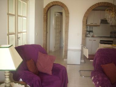 2. Bild Wohnbereich (Ein kl. Flur fhrt zum Bad und zum 2. Schlafzimmer!)              