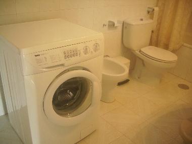 Bad mit Fenster + Bidet + groe Waschmaschine