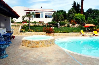 Villa mit Pool und Whirlpool
