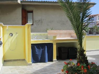 kleine garten mit ausserngrill, ausserndusche, biertischgarnitur , waschmaschine