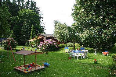 Garten mit Kinderspielplatz
