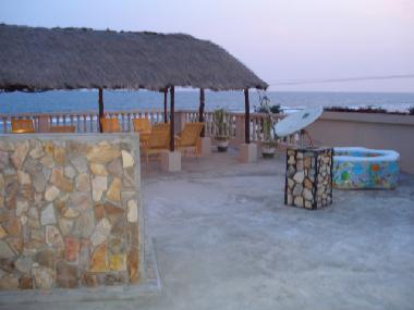 Am Abend auf der Dachterrasse. Grill und Pajott