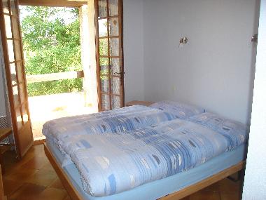 Blaues Zimmer mit Zugang zum Balkon. Bett 160X200cm