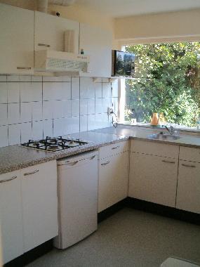 K�che mit gasherd und Kuhlschrank / Gerfrierfach