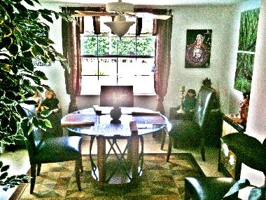 Das Esszimmer mit Zugang und Blick zum Poolbereich