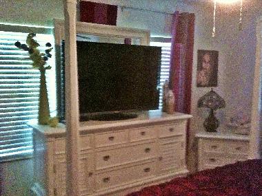Masterbedroom mit 120cm Flat-TV und Kabelfernsehen