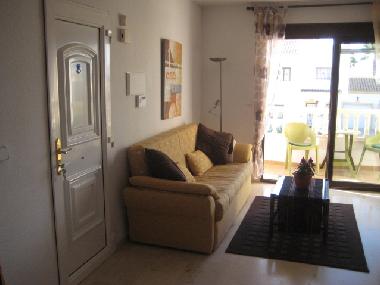 Die Couch und der Balkon im Hintergrund