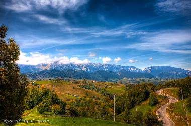 Sommer Aussicht auf Piatra Craiului Gebirge