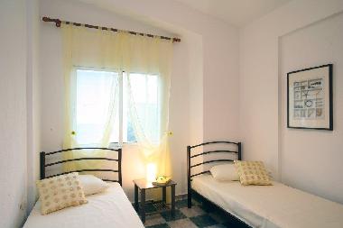 Schlafzimmer mit zwei Einzelbetten