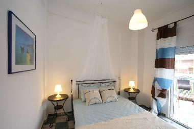 Schlafzimmer mit Doppelbett & Balkon