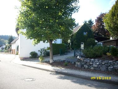 Unsere Auffahrt mit PKW-Stellplatz