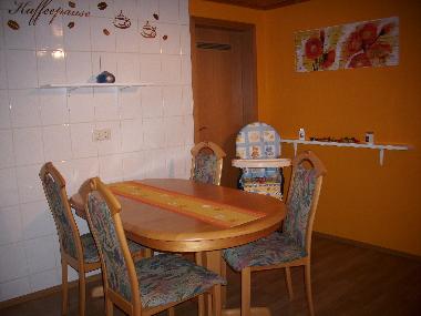 Wohnk�che mit Kinderstuhl