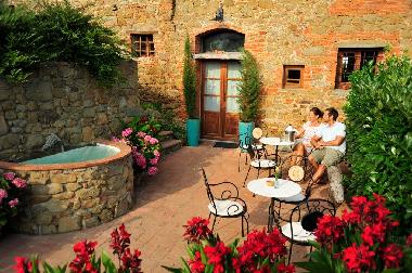 14. 	 Sonnenuntergang mit Prosecco am Brunnen