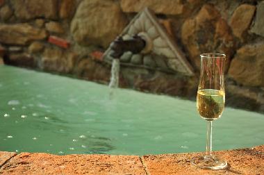 14. 	 Sonnenuntergang mit Prosecco am Brunnen