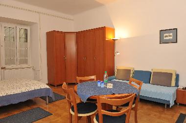 Apartment Nika - Schrank, Sofa und Esstisch