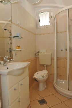 Apartment Nika - Badezimmer mit Dusche und toilette