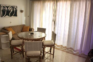 dining room with kitchenette