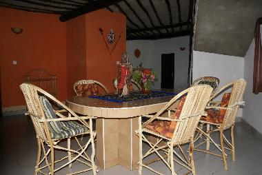 Zentraler Aufenthaltsort und Esstisch f�r G�ste des Hauses Korongo