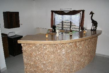 K�che mit Bar, gro�en K�hlschrank und 4 flammigen Gasherd