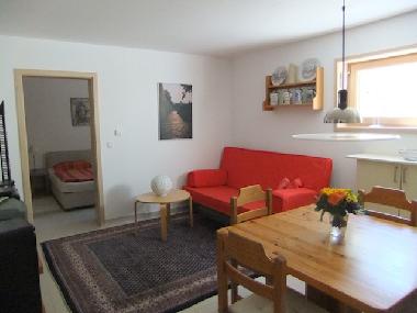 Wohn- und Schlafraum mit Doppelzimmer im Hintergrund