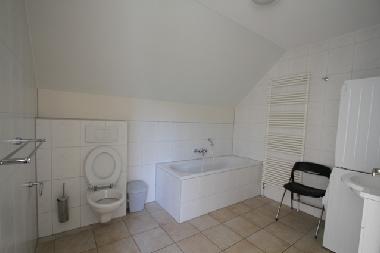 Badezimmer mit Trockner&Waschmaschine