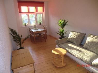 Zimmer mit Esstisch und Schlafcouch