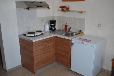 Komplett eingerichtete K�chenzeile (K�hlschrank, Gefrierfach, Kaffeemaschine, Wasserkocher, Kochfeld