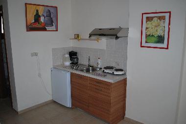 Komplett eingerichtete K�chenzeile (K�hlschrank, Gefrierfach, Kaffeemaschine, Wasserkocher, Kochfeld