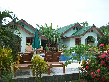 2 Bungalows mit je einer FeWo und Gemeinschafts-Pool