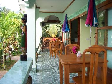 Terrasse der 2 FeWo im Haupthaus, im Hintergrund Mini-Restaurant