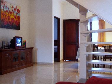 Wohnzimmer mit Sitzgruppe,TV und Sofa