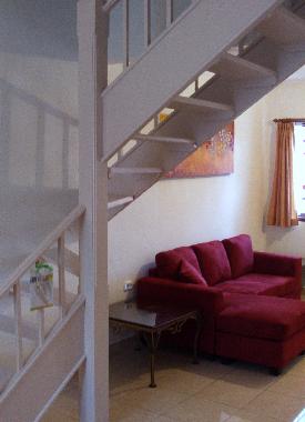 Treppe zum OG, unten Sofa