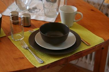 E�tisch mit Geschirr