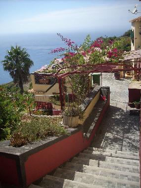 Ansicht auf das Anwesen mit �bersicht auf Grillterrasse und Garten