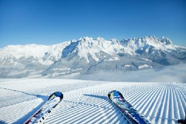 im Skigebiet Wilder Kaiser-Brixental mit Blick auf den Wilden Kaiser