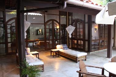 Grosse Terrasse vor dem Wohnzimmer