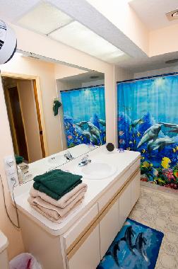 2 Badezimmer mit Dusche/Wanne