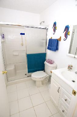 2 Badezimmer mit Dusche/Wanne