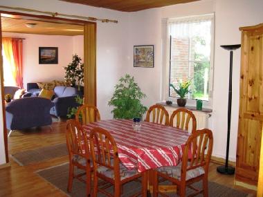 Separates Ezimmer mit viel Platz zum gemeinsamen Essen usw.