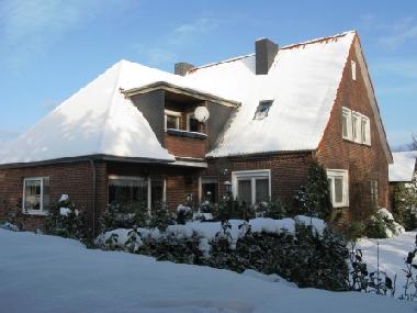 Hausansicht der Ferienwohnung Kutscherhuus im Winter mit viel Schnell. In dieser Jahreszeit knnen G