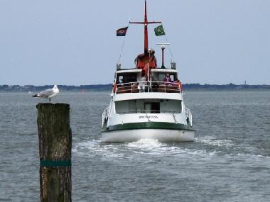 Ein Schiff  verlt den Hafen von Neuharlingersiel mit dem Ziel zur Insel Spiekeroog