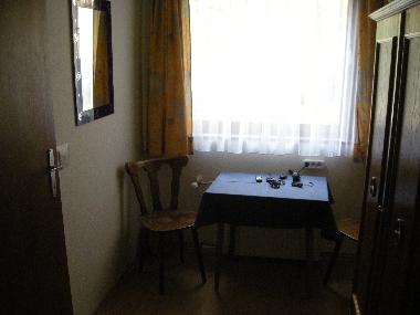 Sitzgelegenheit und Schrank im Schlafzimmer