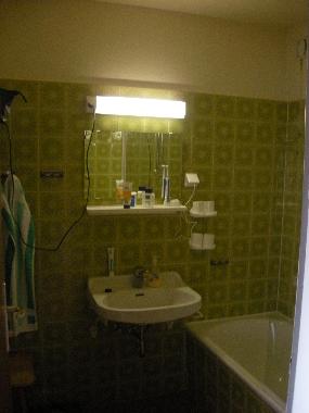 Bad mit Badewanne und Duschabtrennung